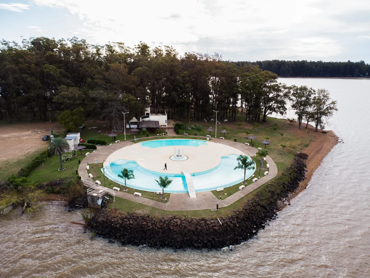 Vista aérea de la represa de Salto Grande sobre el río Uruguay
