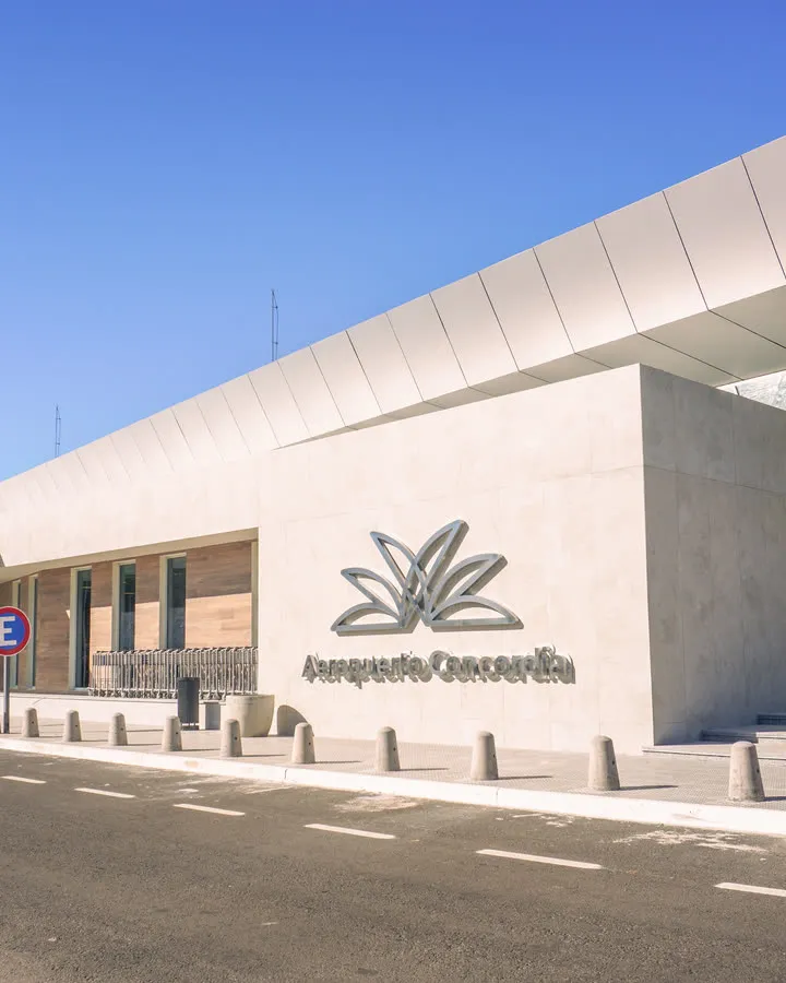 Frente del edificio del aeropuerto de Concordia