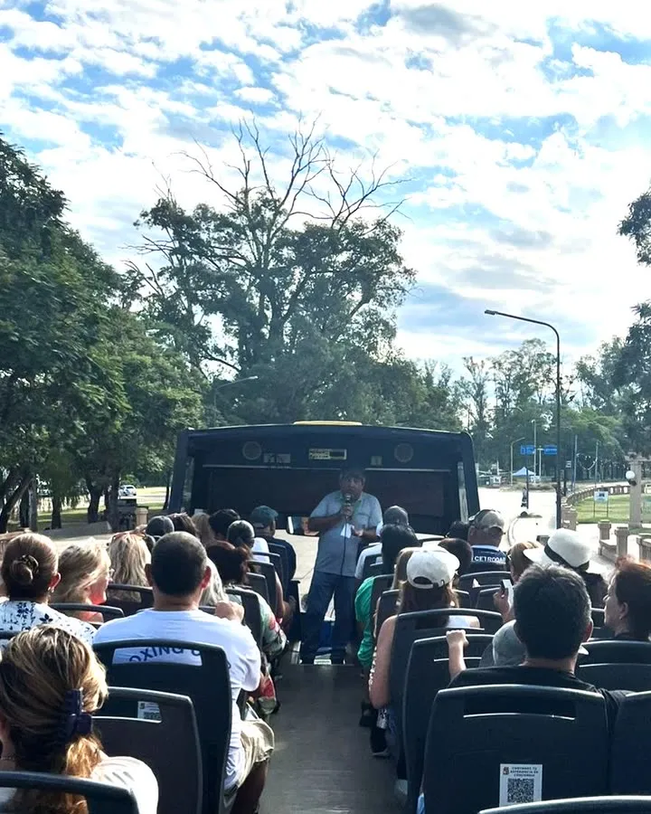 Pasajeros en el piso alto del bus turístico