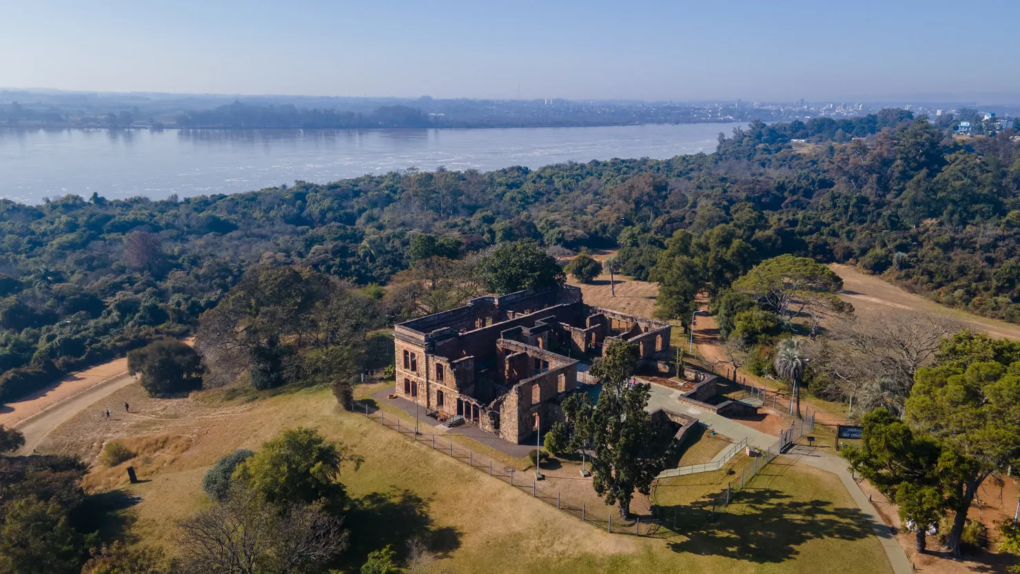 Vista aérea de las ruinas del castillo con el río de fondo