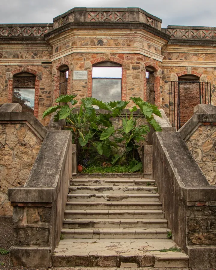 Escalinata y fachada de las ruinas del Castillo San Carlos