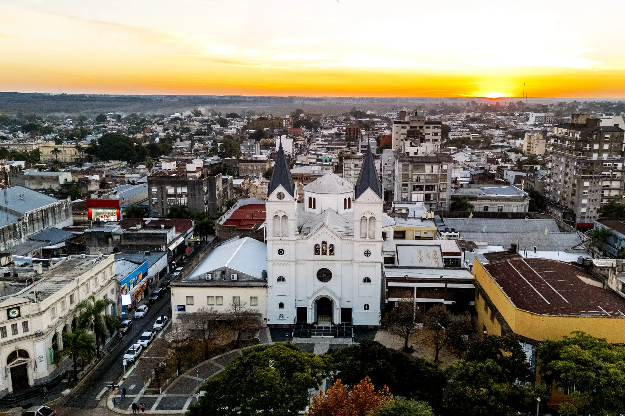Vista aérea del centro de Concordia al atardecer