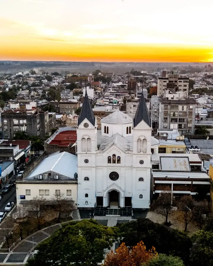 Vista aérea del centro de Concordia al atardecer