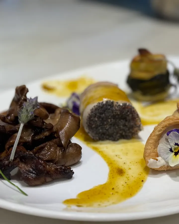 Plato de autor servido en un restaurante