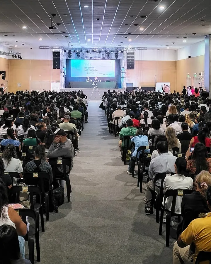 Auditorio del centro de convenciones lleno de público