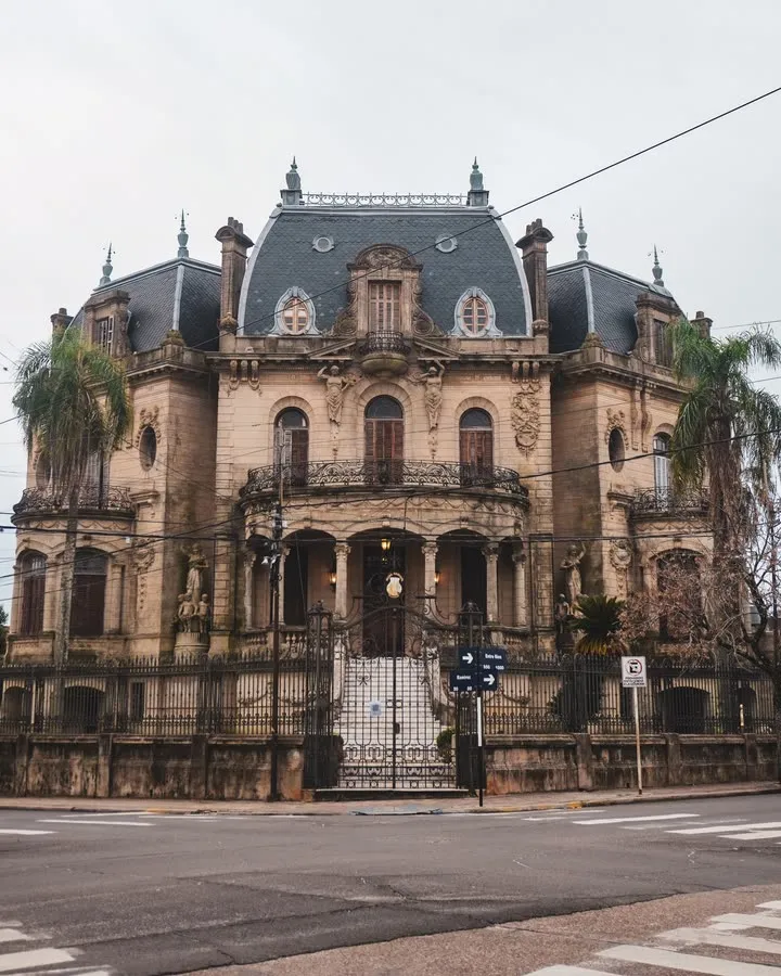 Fachada de un palacio histórico de Concordia