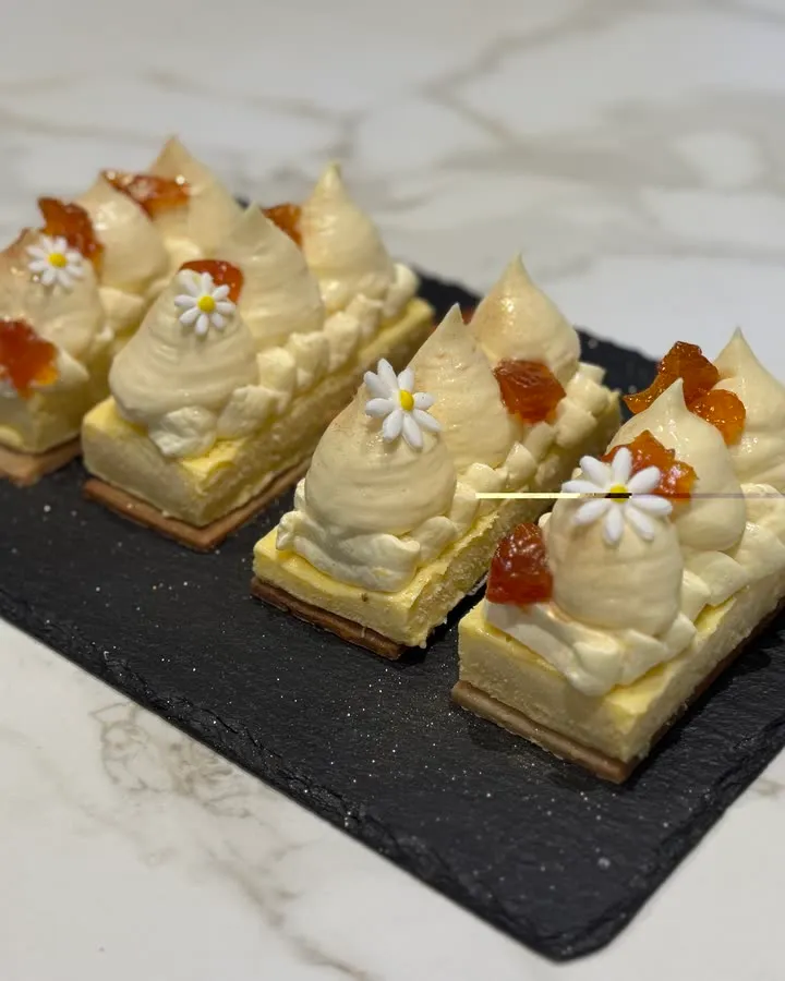 Postres emplatados sobre una pizarra