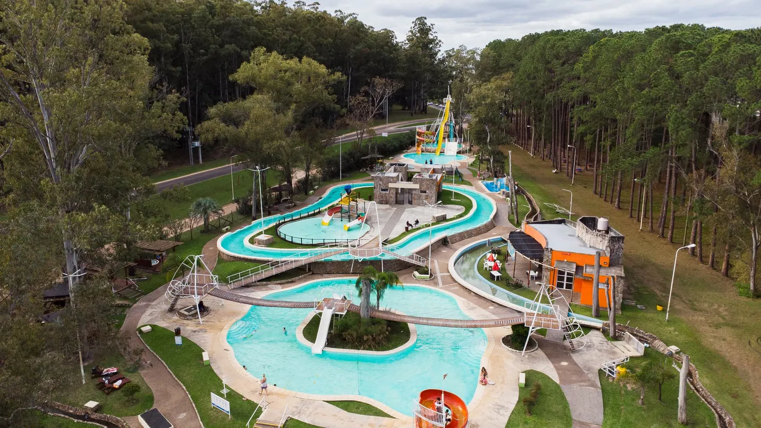 Vista aérea de las piletas de aguas termales rodeadas de parque