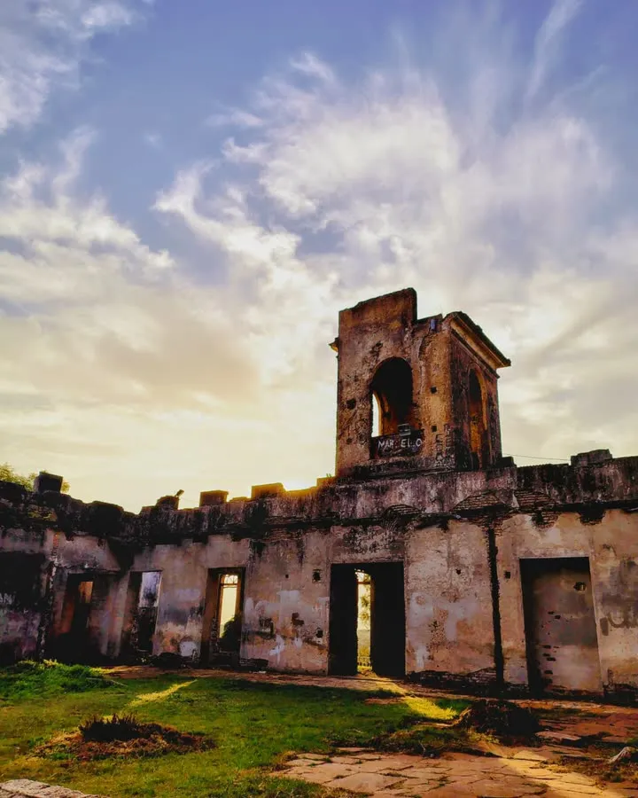 Torre de un casco histórico en ruinas, al atardecer