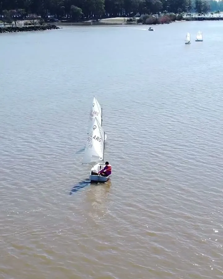 Velero, kayak y tablas de paddle sobre el río en verano